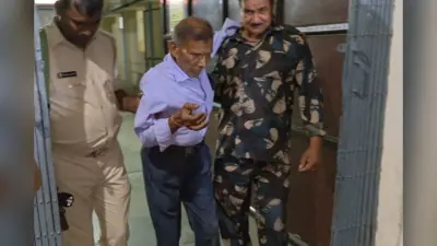 तेज रफ्तार का कहर: आरा में बिजली पोल से टकराया बुलेट, हादसे में तीन लोग गंभीररूप से घायल